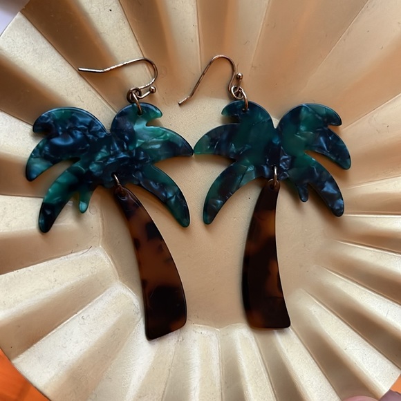 Palm Tree Tortoise Shell Earrings - Picture 4 of 5